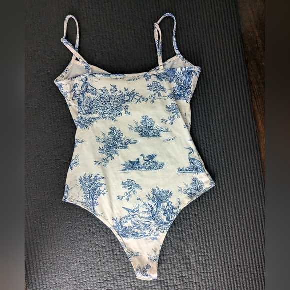 Cute set: printed body suit and matching mini skirt - Picture 4 of 16